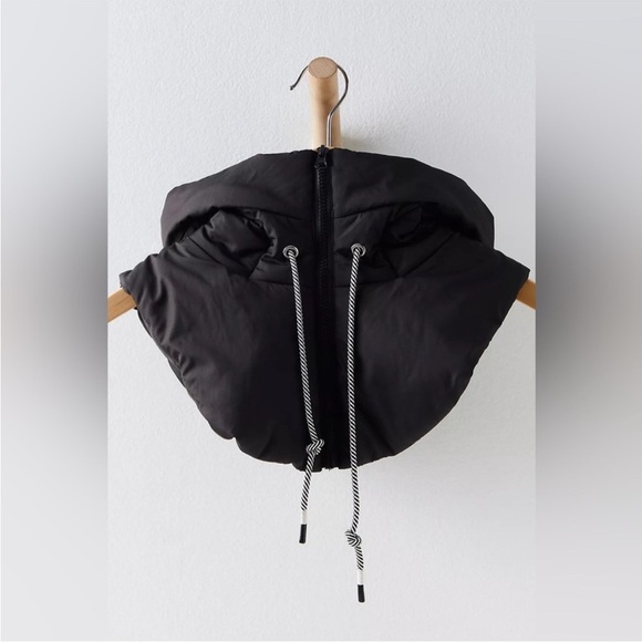 Free People Slope Side Puffer hood In Black New without tags